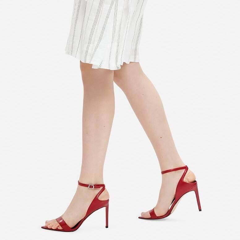 穿上迷人高跟凉鞋，从脚趾开始玩性感