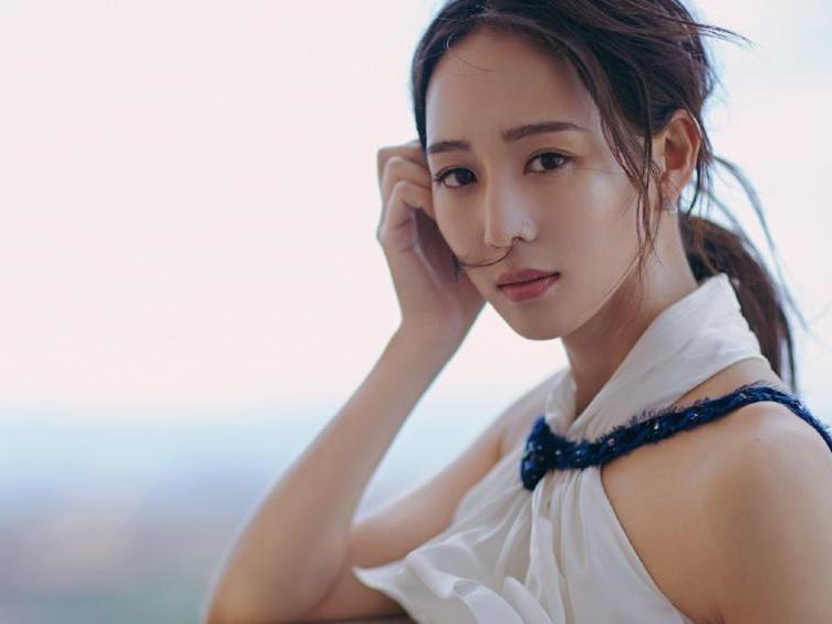 张钧甯真会穿, 交叉露肩上衣配阔腿裤, 造型风格越来越百变!