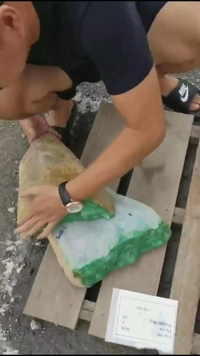 中国大陆有一种“翡翠赌石”能让你一夜脱贫，也能让你一贫如洗