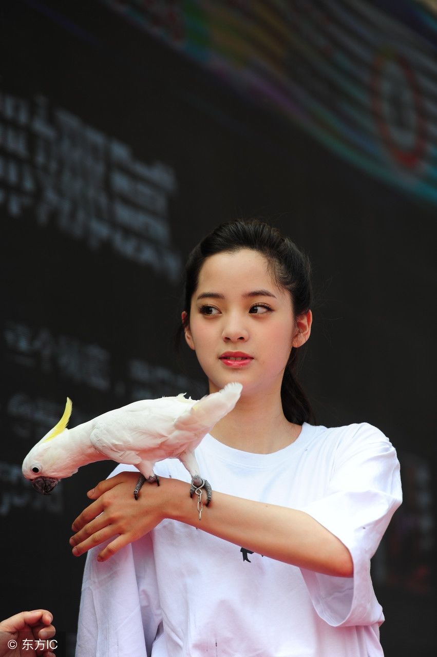 18岁欧阳娜娜素颜现身，网友:素颜的她竟还能美成这样?