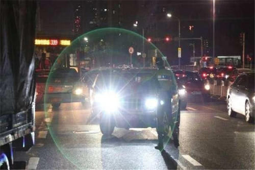 开车时有这“4个习惯”的，基本都是开车高手，90％是老司机！