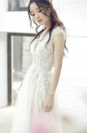 扮嫩只服李小璐！露脐装+热裤36岁嫩成16岁，网友：又做头发了？