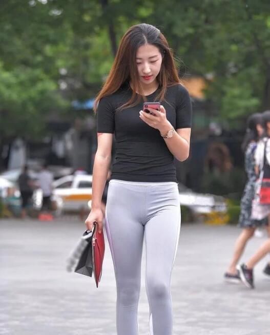 穿紧裤的小姐姐，紧身勾勒出S曲线，令人看不够!