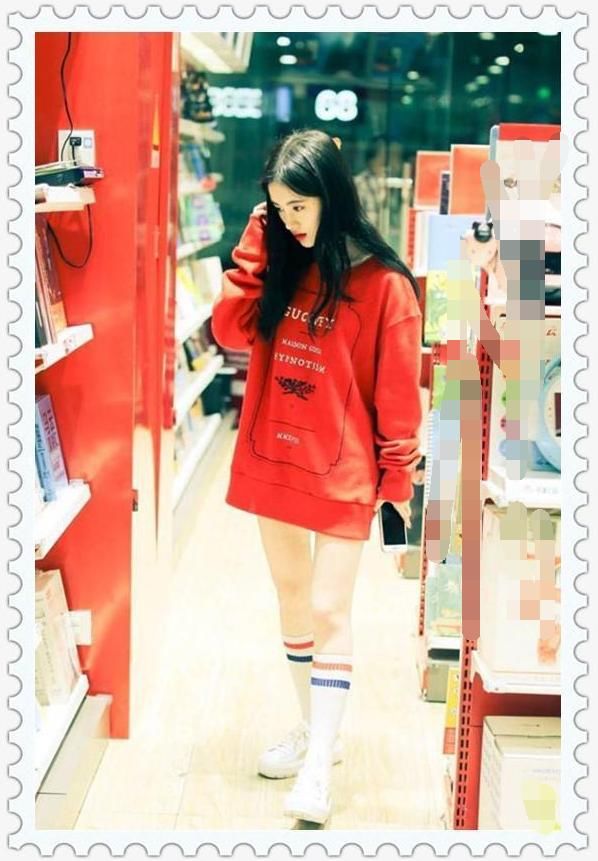 当159鞠婧祎和166杨幂同穿红色卫衣，这差距原谅我不厚道的笑了！