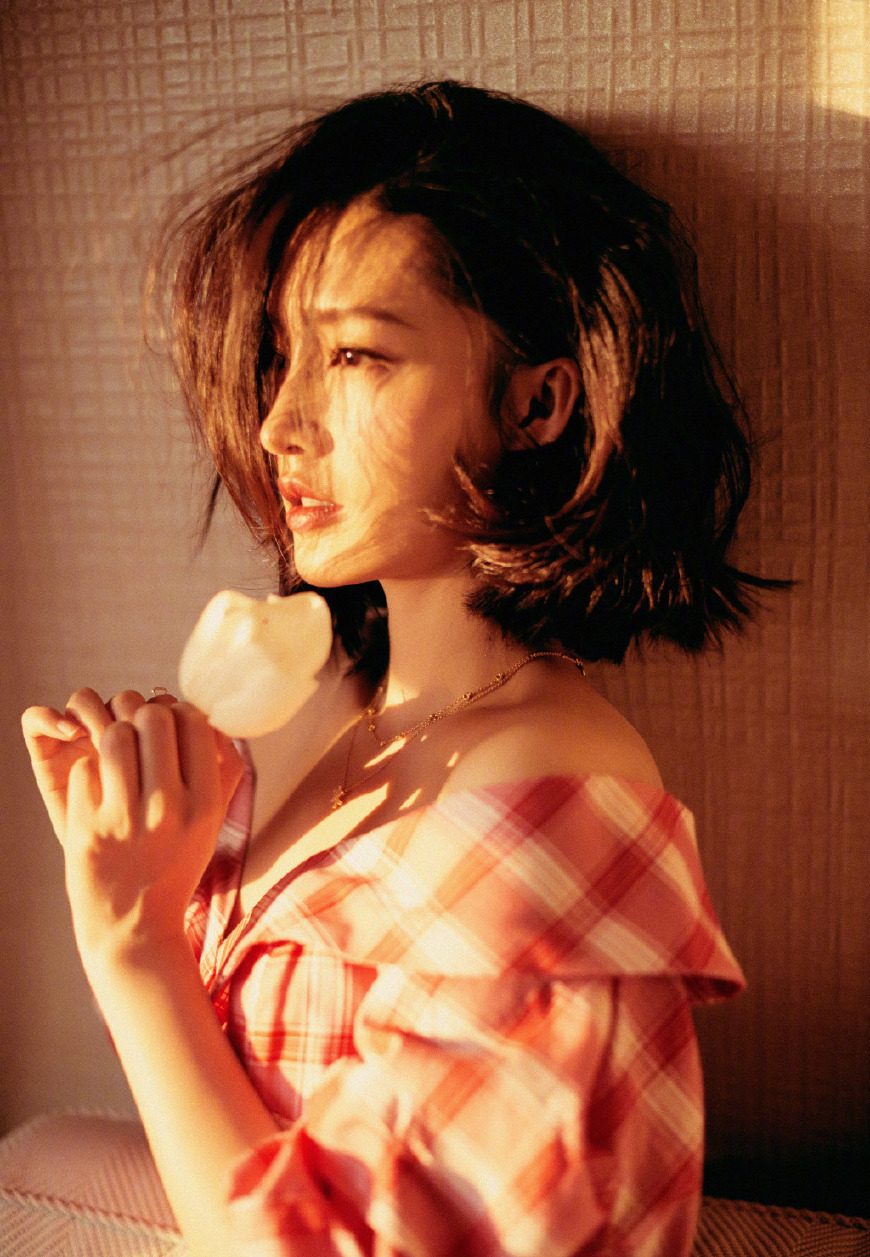 28岁李沁放大招了！身着波点裙性感迷人，网友：这双美腿太抢镜了