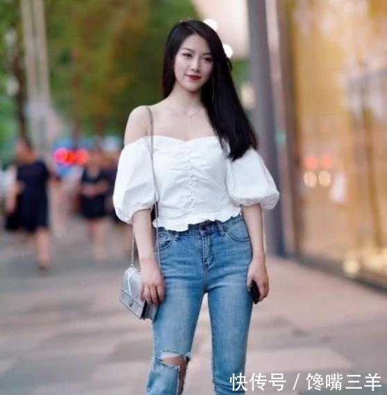  『女人味』街拍：一貌倾城的美女，一件一字肩上衣配牛仔裤，时尚优雅女人味