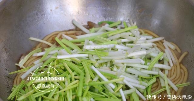 【冬天】冬天最该吃的菜,下饭杀菌,遇热即熟,和粉条一起烧,给啥也不换!