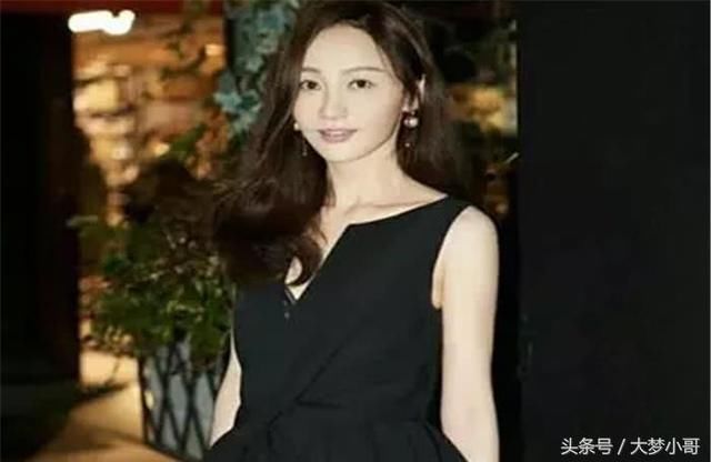 姚笛现身巴黎，气质出众撞衫马伊琍？网友：文章尴尬吗？