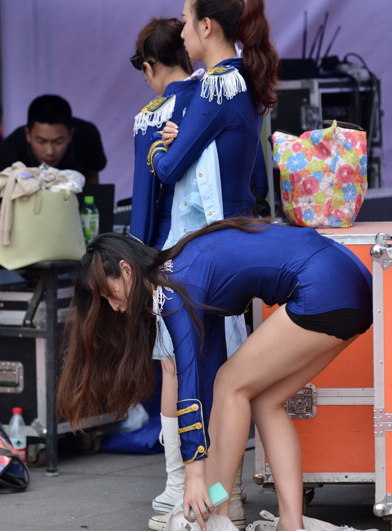 街拍美女 你们的后背怎么会有一个疙瘩 干啥的呢