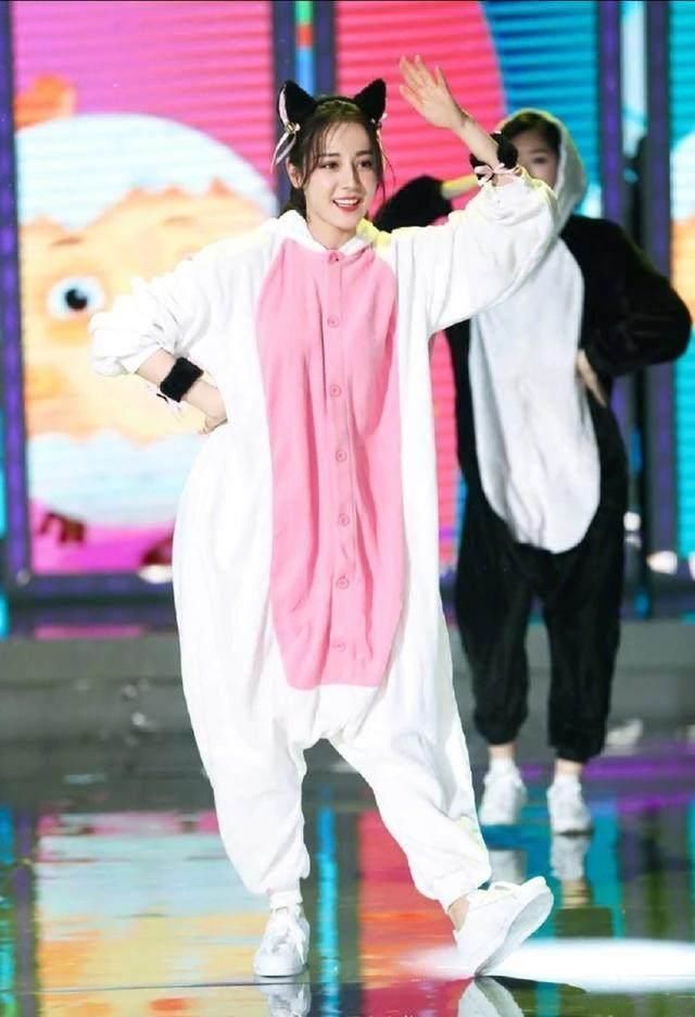 当女星穿上“连体裤”, 杨颖热巴像个“袋鼠”, 关晓彤时髦到飞起