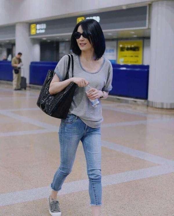 闫妮这臀太大了,快撑破牛仔裙,反观俞飞鸿才是活出了18岁!