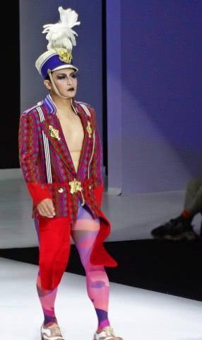 “小虎队”陈志朋时装周造型奇葩放飞自我，网友纷纷说道辣眼睛