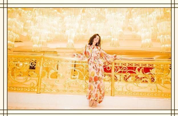 当26岁热巴和47岁王琳同穿印花裙，终于知道为啥女人越老越有味道