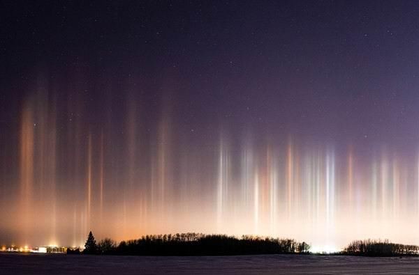 叹为观止！加拿大上空出现罕见自然光柱景观