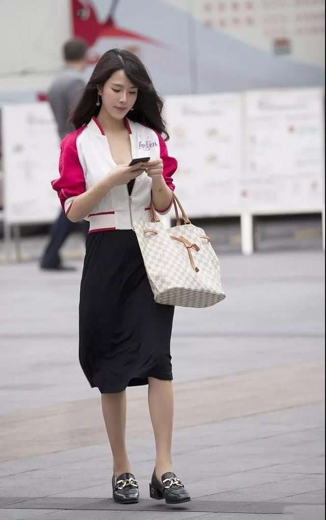 街拍,动感时尚的路人,展现女性年轻气质