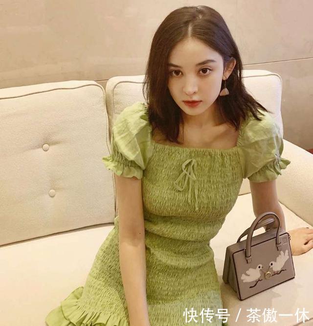 搭配黑色■22岁关晓彤穿衣也太粗心了!穿裙子露出打底裤,幸好有颜值在撑场