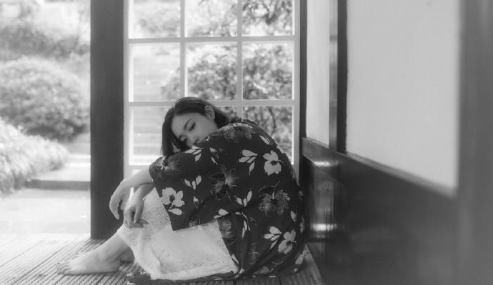 丰满大胸美女忧郁性感撩人写真图片