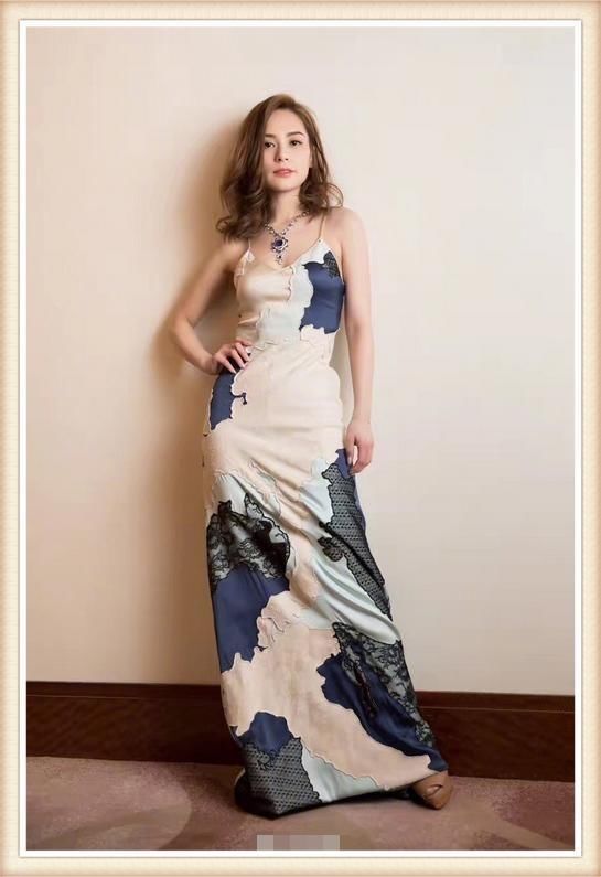 阿娇真能凹!穿皮衣非要露出半个肩膀，网友:她未婚夫心真大!