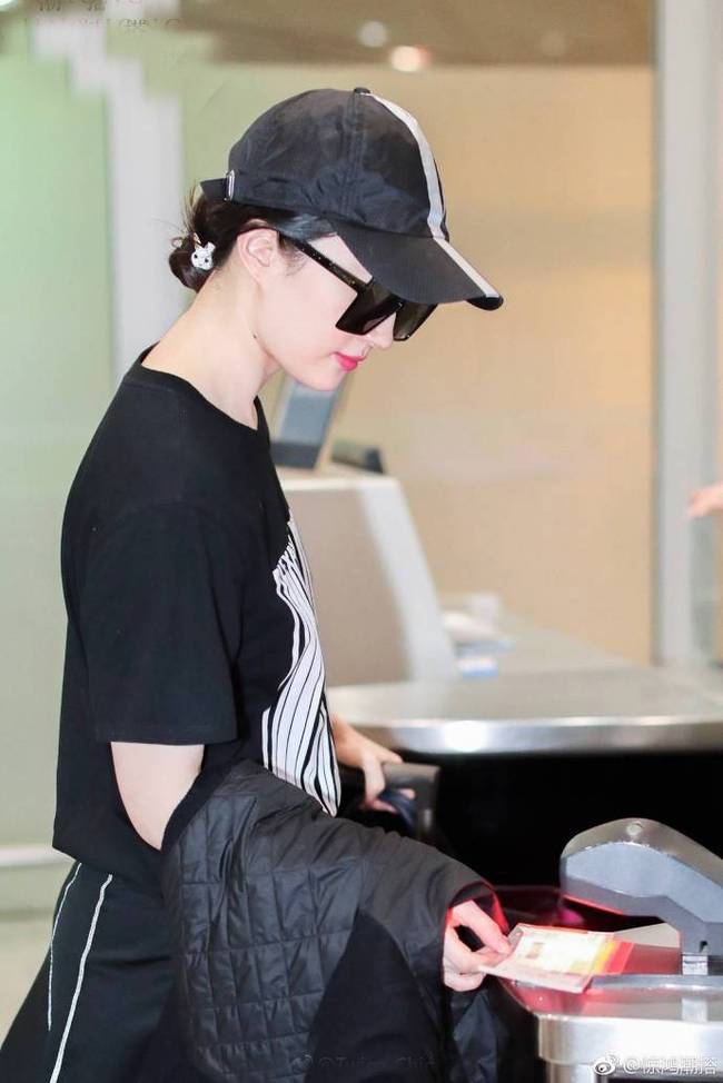 谁还敢说刘亦菲胖?最新街拍换了这身潮服的她，明明瘦了不止10斤