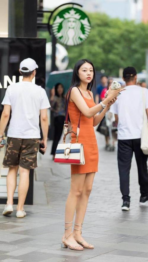 国内街拍 美女小姐姐身段柔美颜值高 娇俏韵味刚刚好 图二是亮点