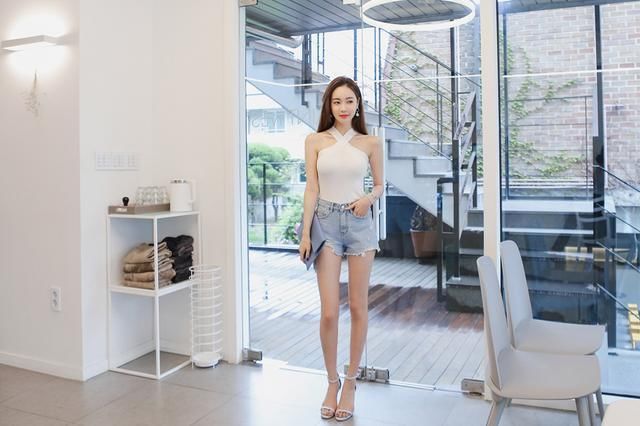 浅色热裤小姐姐，肤白貌美，白色T恤更吸睛！