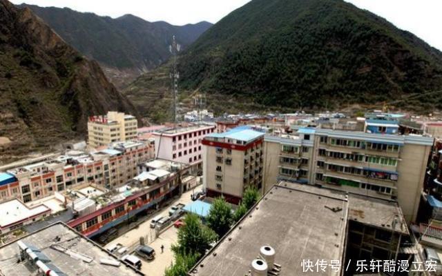 中国最神奇的县城,建立在悬崖上,全城仅一条主街道,想掉头都难