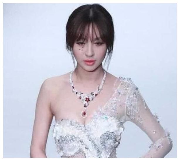 李菲儿鱼骨裙夸张，张雨绮、大S穿薄纱裙，一个真性感一个大妈相