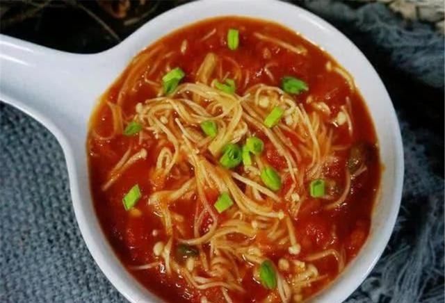  悄悄@西红柿和它一起炒，腰不仅细了，皮肤也在悄悄变白！