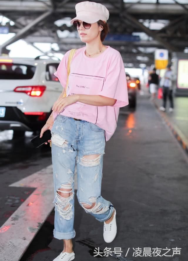 马伊琍穿破洞裤亮相,破洞开得太高,一不小心还露出了红色短裤
