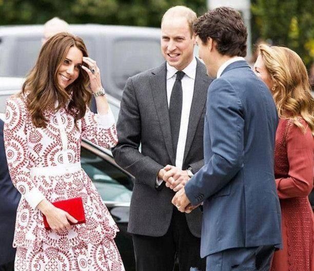 各国领导家属撩发:梅拉尼娅像女王，凯特有点害羞，英拉风情万种