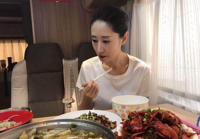 刘敏涛晒美食，说减肥喽 网友不答应了：这是增肥好嘛？