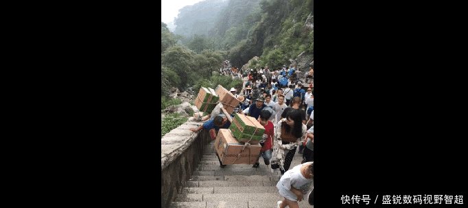 山东泰山现“最老”挑山工, 挑100斤货物走6个小时, 网友 太牛了!