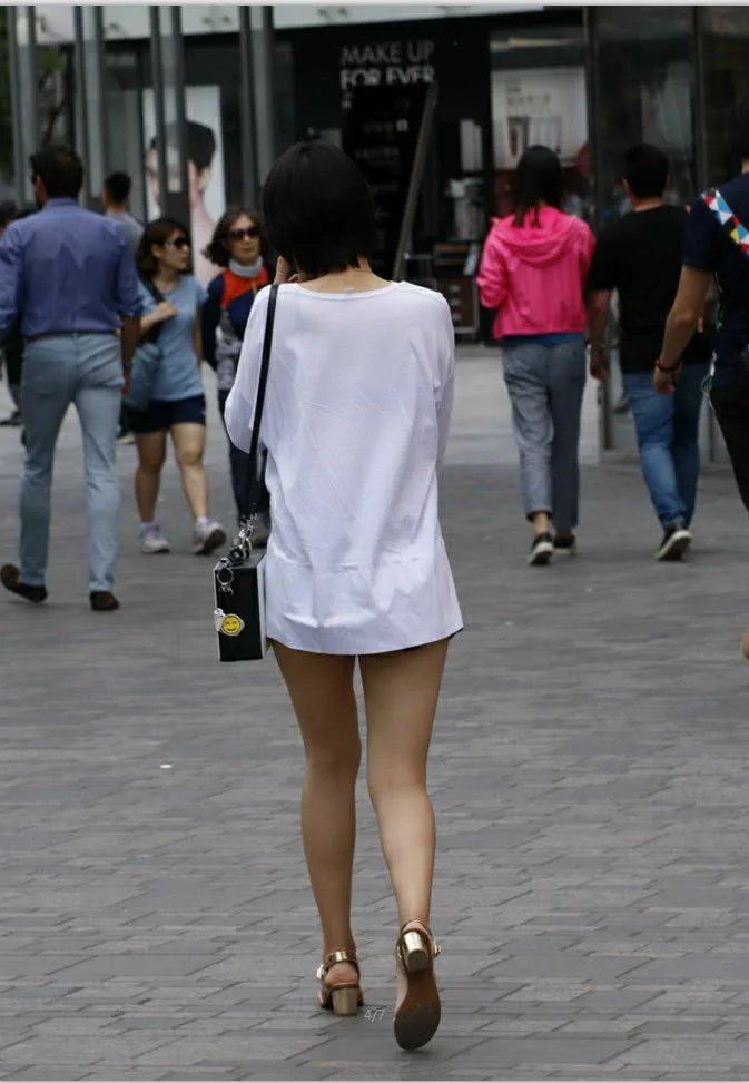 路边打电话的气质美女小姐姐，热裤凸显其妖娆身材