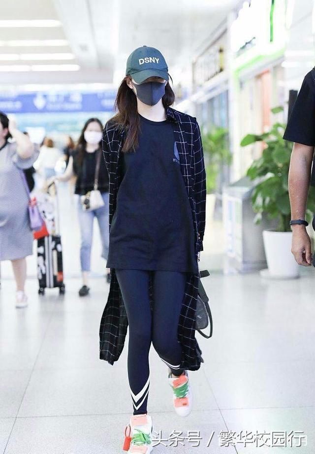 关晓彤最大的优势就是身材比较好,匀称、苗条,还很高腿很长