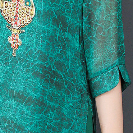 入秋后，头次见这么美的秋裙，虽小贵，但54岁妈妈穿美中添嫩