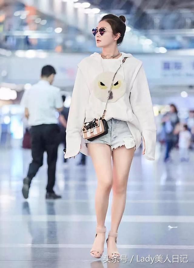 37岁秦岚穿牛仔热裤露大长腿，完全不输18岁小仙女，气质秒杀