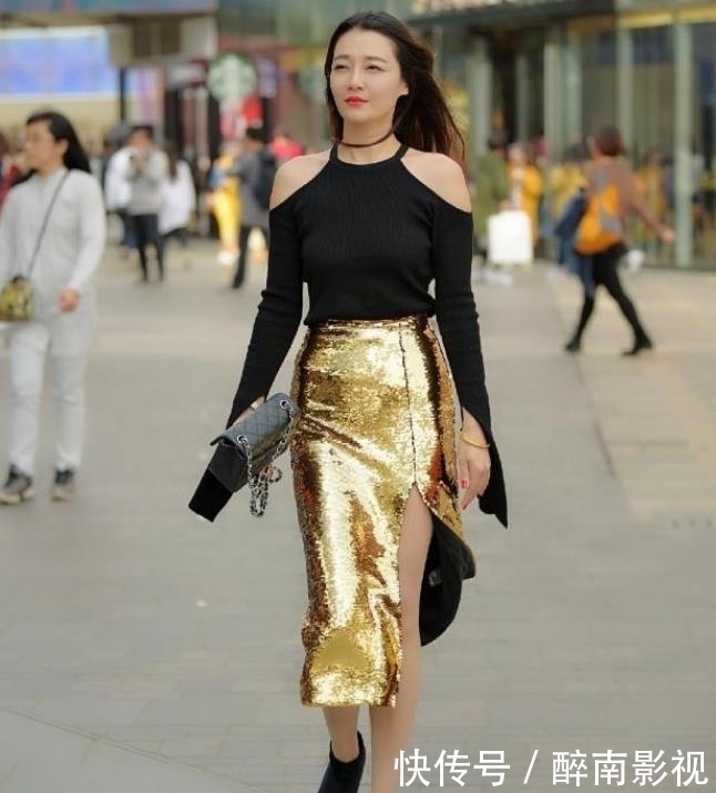  #有型#美女街拍：柔美娇俏的小姐姐，时尚的穿搭，更加甜美有型！