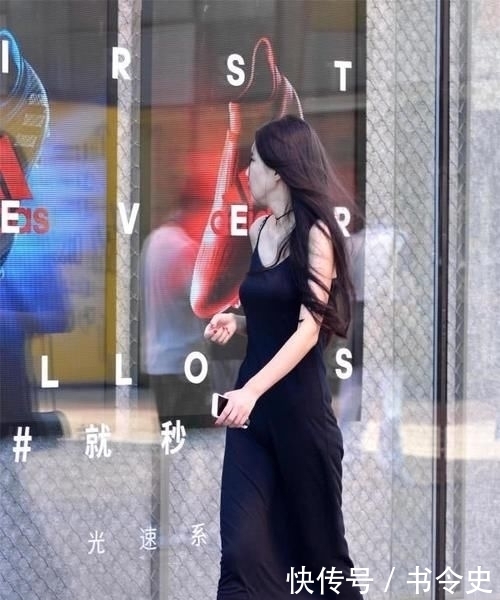  展现：吊带连衣长裙，不用高跟鞋，依旧可以很好的展现姑娘的身材