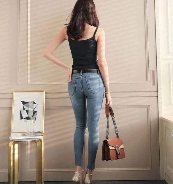 时尚穿搭：灵动时尚牛仔裤美女，身材特别有型，到哪都是一道风景