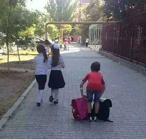 妹子，你这身高要秒杀一切啊，不愧是大长腿，还是别穿高跟鞋