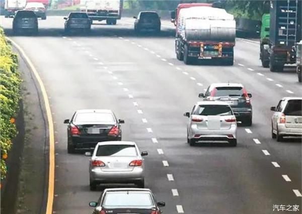  隔离带■为什么很多人都不愿意走最左侧车道？老司机：被坑太多