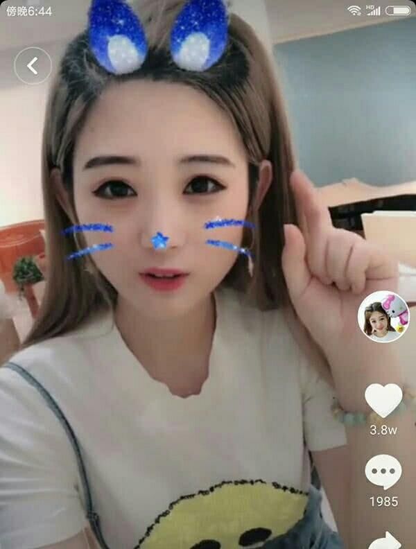 抖音网红伪装赵丽颖，被观众拆穿，网红怒言：赵丽颖长得像我