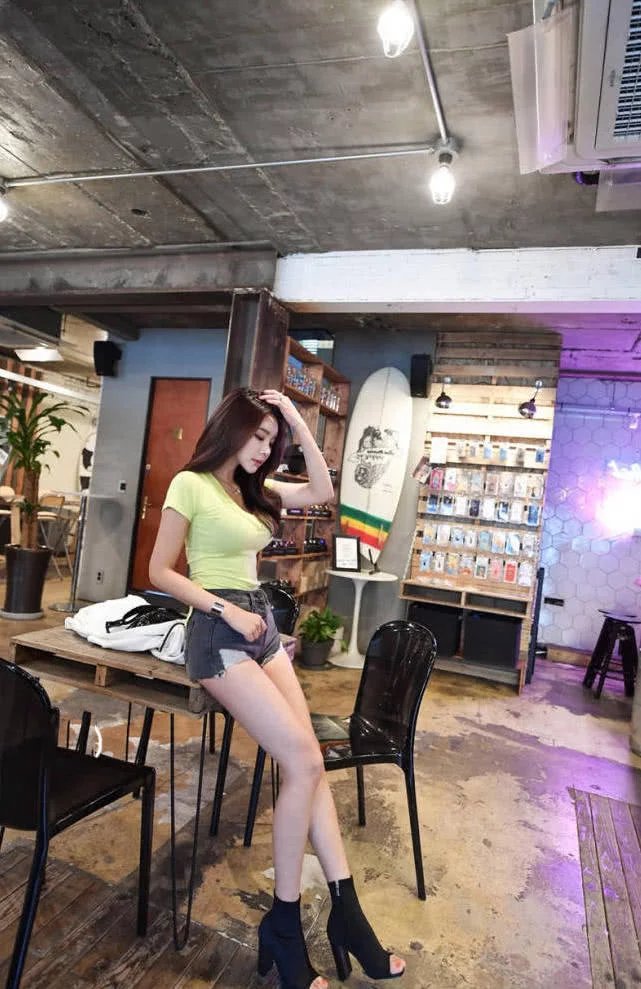 小姐姐紧身短袖,修身的穿搭尽显紧致的胸部的完美的线条,突出了