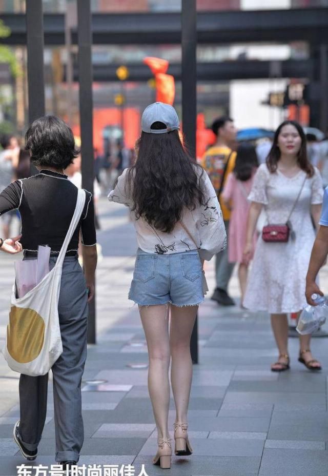  「时尚女生们」不走寻常路，选择个性穿搭让自己美的出众