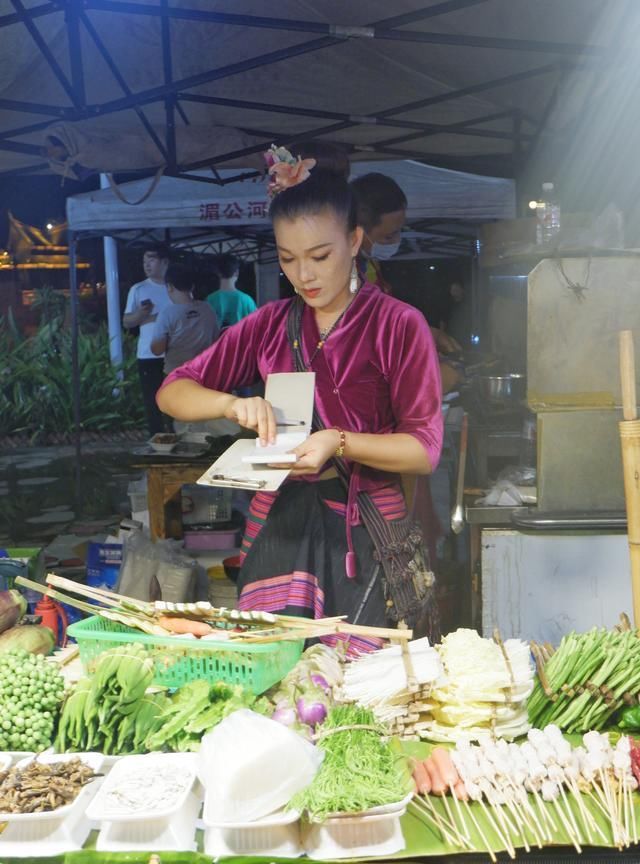 中国边境上最美的星光夜市，每天都有国内外美女的免费演出