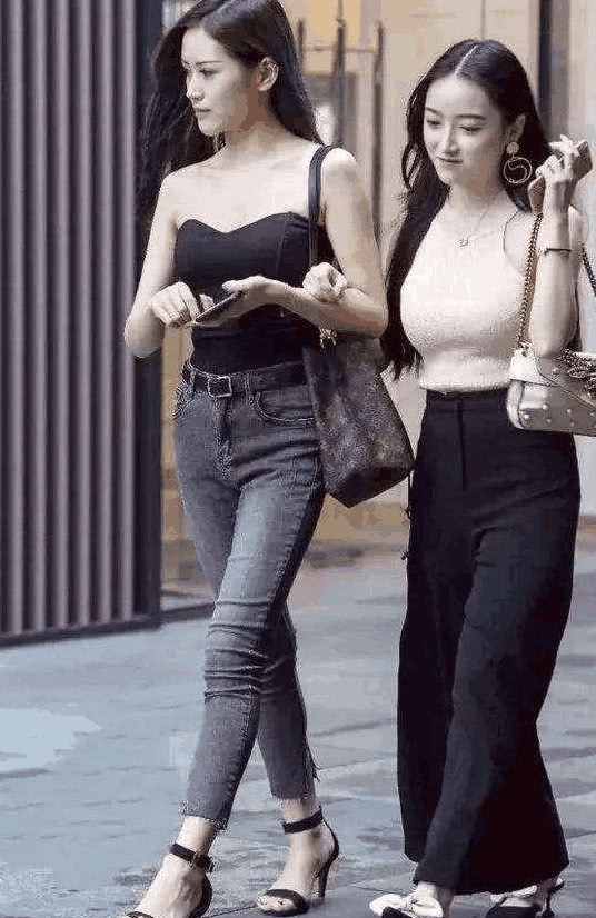 街拍：不要和穿开衩裙的闺蜜一起逛街，不然风头会被全部抢掉