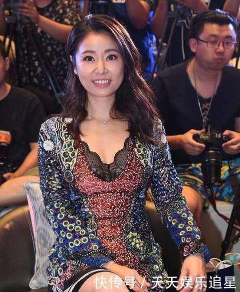 林心如穿深V领短裙, 坐出三层肚子, 网友: 这才是生过孩子的模样