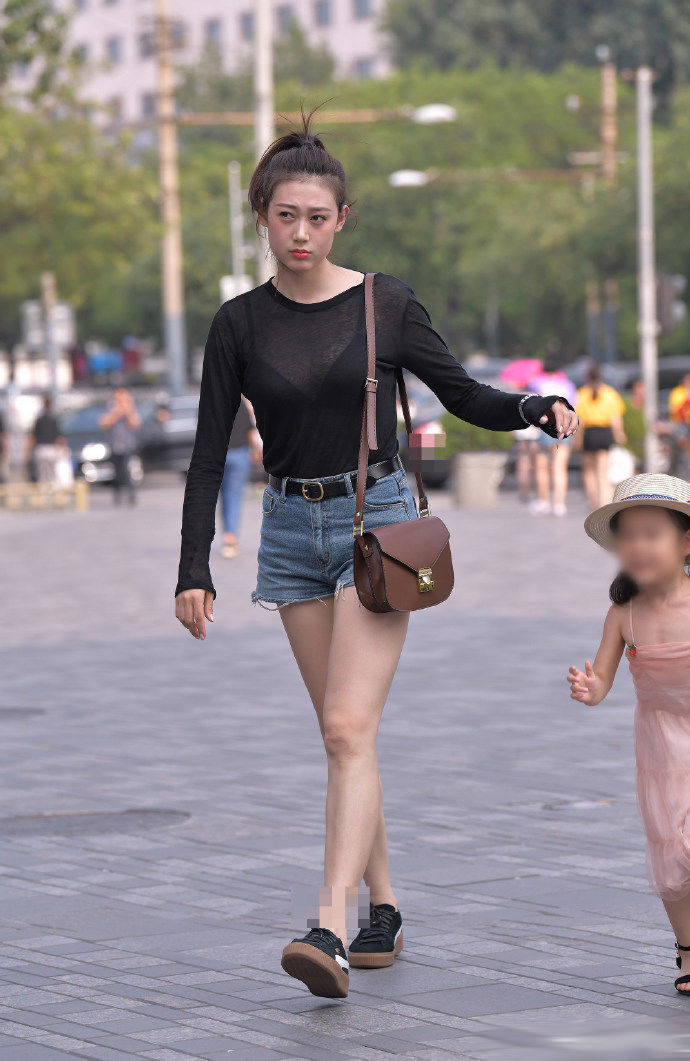 街拍北京:几套轻熟的穿搭，让整条街都成为了一道风景线!