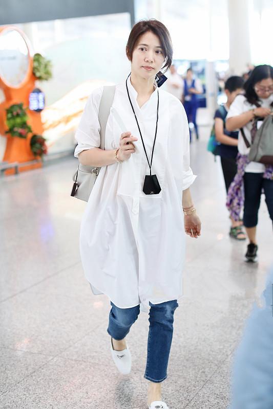 袁咏仪素颜现身，穿着路人气质出众，这是46岁女人最美的样子