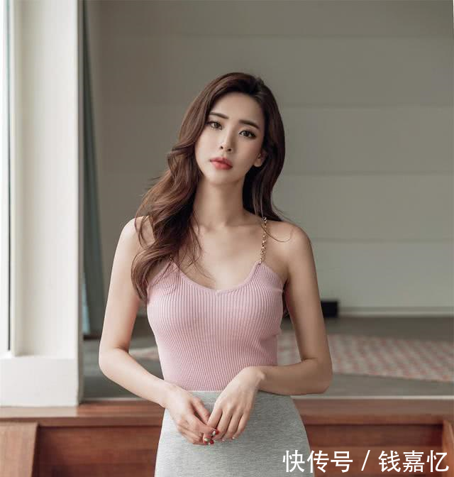 时尚街拍魅力吊带小姐姐，修身有气质，凸显女人味！